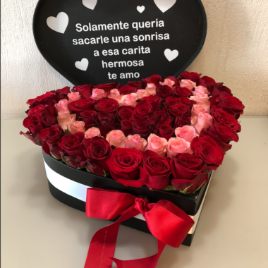 caja de flores en forma de corazón con frase personalizada